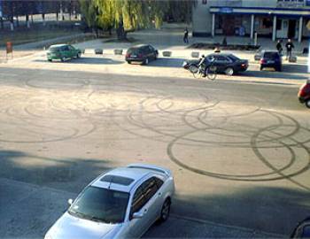Новый Регион: В Приднестровье владелец ''Ягуара'' ответит за круги на асфальте (ФОТО)