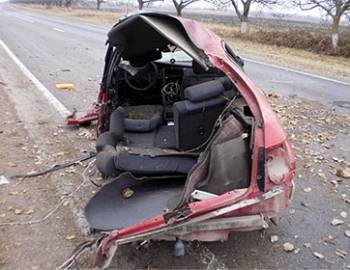 Новый Регион: В Приднестровье нетрезвый водитель чудом остался жив после столкновения его автомобиля с деревом (ФОТО)