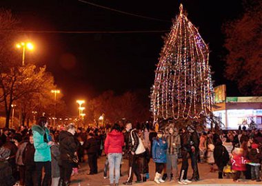 Новый Регион: Главная новогодняя елка Приднестровья сегодня зажгла свои огни (ФОТО)