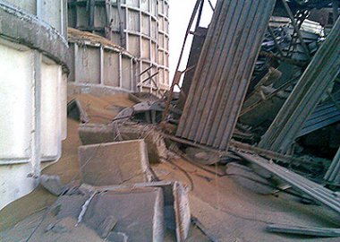 Новый Регион: В Бендерах обрушилась 42-метровая колонна зернового элеватора (ФОТО)