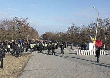 Новый Регион: Жители молдавских сел, митинговавшие у миротворческого поста №9, подрались между собой (ФОТО)