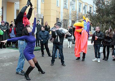 Новый Регион: Студенты Приднестровского госуниверситета отметили Татьянин распитием ''Гагаринского напитка'' и сжиганием чучела сессии