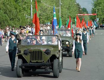 Новый Регион: В Рыбнице в честь Дня Победы провели военный парад