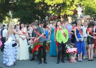 Новый Регион: Тираспольские выпускники прощаются со школой (ФОТО)