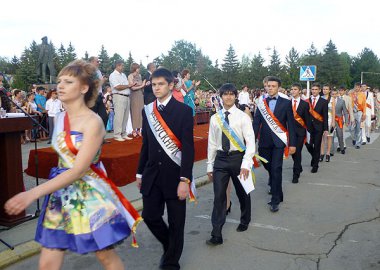 Новый Регион: Рыбницким выпускникам пожелали не забывать родину (ФОТО)