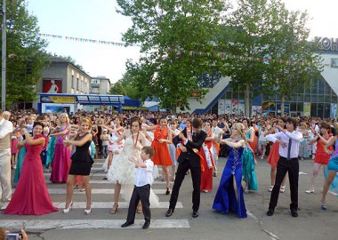 Новый Регион: Рыбницким выпускникам пожелали не забывать родину (ФОТО)