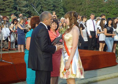 Новый Регион: Рыбницким выпускникам пожелали не забывать родину (ФОТО)