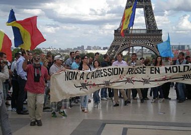 Новый Регион: Молдаване в Париже отметили День независимости своей страны требованием вывести российские войска из Приднестровья (ФОТО)