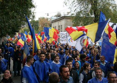 Новый Регион: Сторонники объединения Румынии и Республики Молдова прошли маршем по Бухаресту (ФОТО)