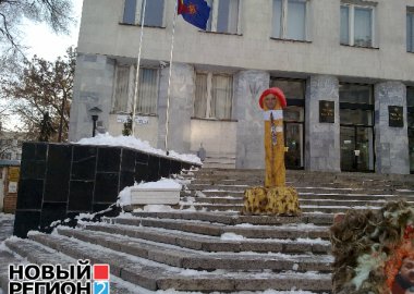 Новый Регион: В День работника прокуратуры в Молдове служителей фемиды поздравили муляжами половых органов