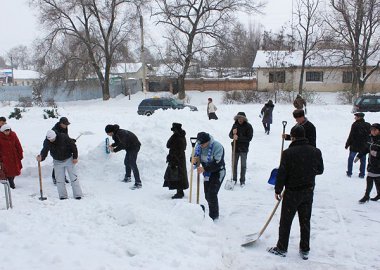 Новый Регион: Бендерские депутаты взяли в руки лопаты (ФОТО)