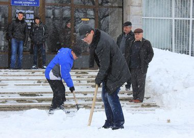 Новый Регион: Бендерские депутаты взяли в руки лопаты (ФОТО)