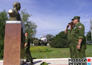 Новый Регион: Российские миротворцы и жители Бендер возложили цветы к памятнику Александру Лебедю (ФОТО)