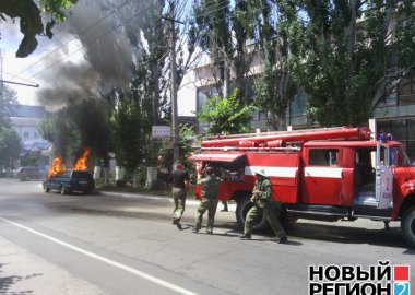 Новый Регион: В центре Бендер загорелся автомобиль (ФОТО)