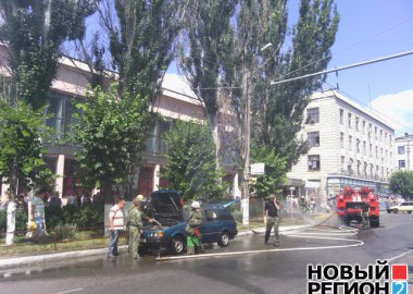 Новый Регион: В центре Бендер загорелся автомобиль (ФОТО)