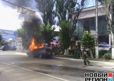 Новый Регион: В центре Бендер загорелся автомобиль (ФОТО)