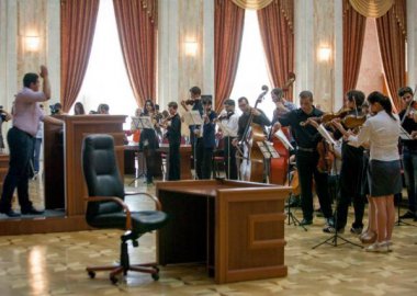 Новый Регион: Флэш-моб в молдавском парламенте: Пусть правит музыка