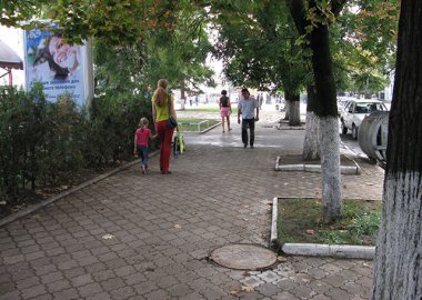 Новый Регион: Тираспольчанка в центре города провалилась в плохо закрытый люк (ФОТО)
