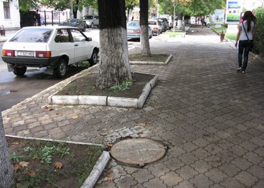 Новый Регион: Тираспольчанка в центре города провалилась в плохо закрытый люк (ФОТО)