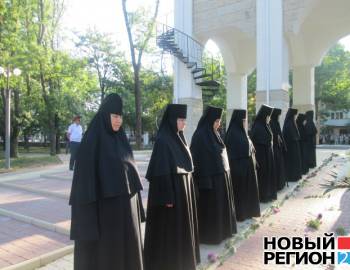 Новый Регион: В Тирасполе освящены кресты, которые установят на куполах храма Свято-Введенско-Пахомиевского монастыря