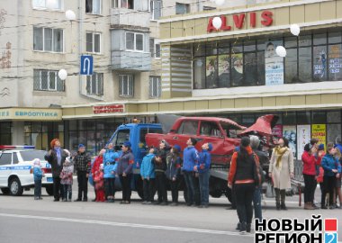 Новый Регион: В память о жертвах ДТП по Тирасполю провезли разбитый в аварии автомобиль (ФОТО)