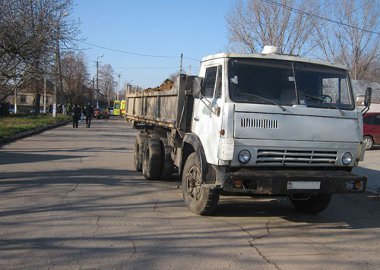 Новый Регион: В Бендерах 'КамАЗ' смял легковушку (ФОТО)
